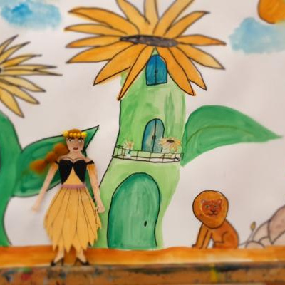Sonnenblumenmädchen aus einer Kunstklasse der JKS